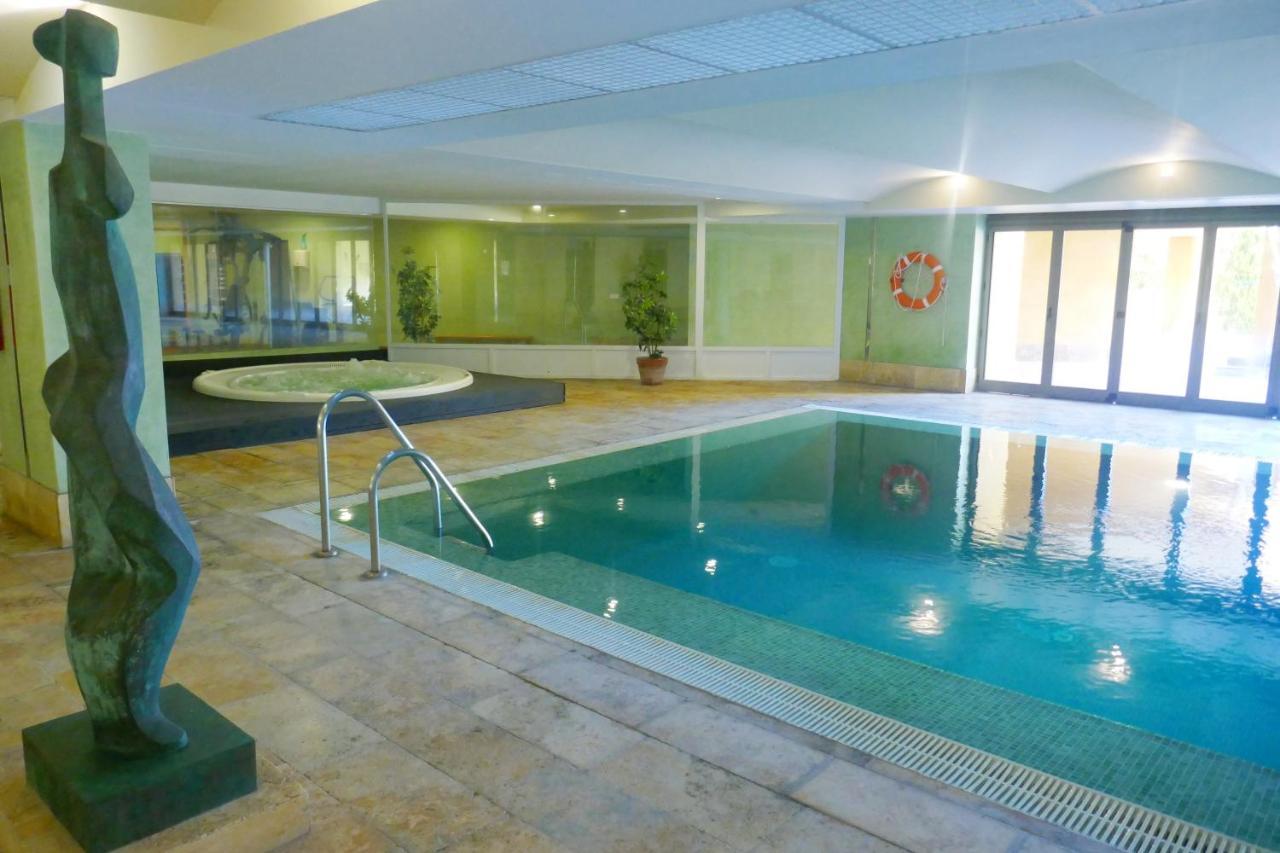 Salinas. Apartment For 4. Terrace/Parking/Pools/Gym/4Mins Beach Estepona Exterior photo